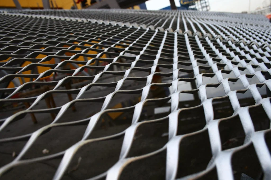 Decorative metal mesh building facade